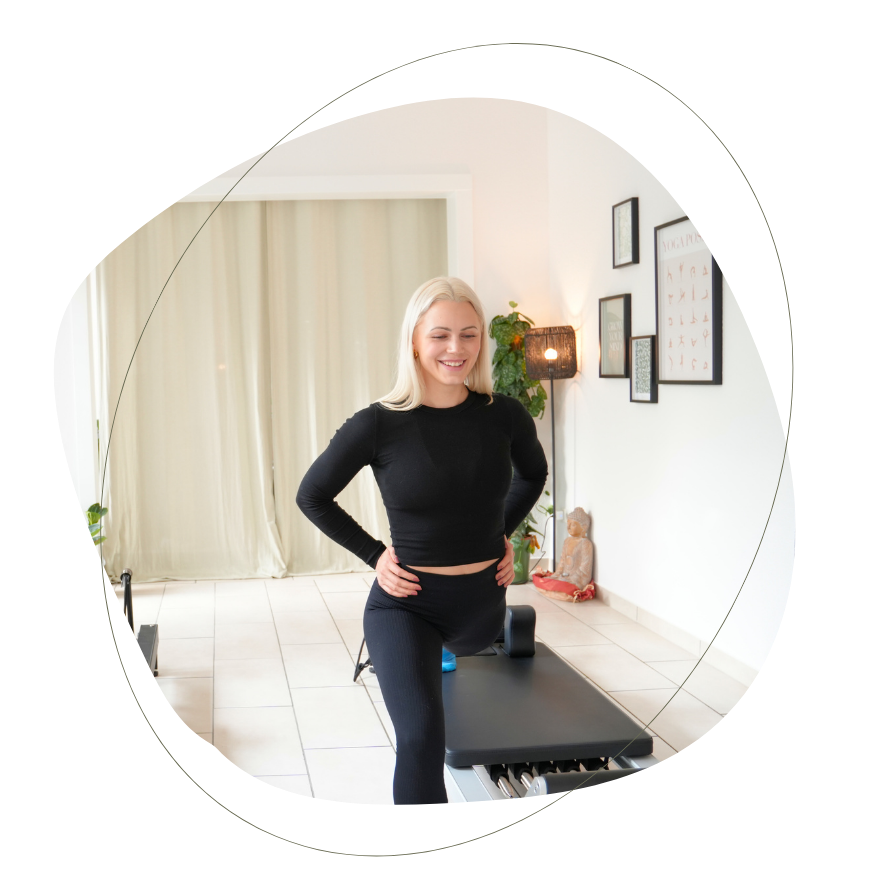 Frau, die eine Reformer Pilates Übung vomacht