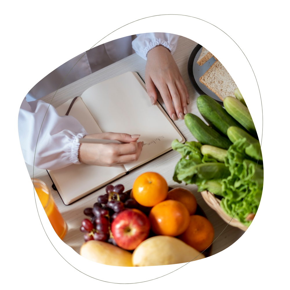 Eine Frau macht Notizen im Anamesegespräch zur Ernährungsberatung