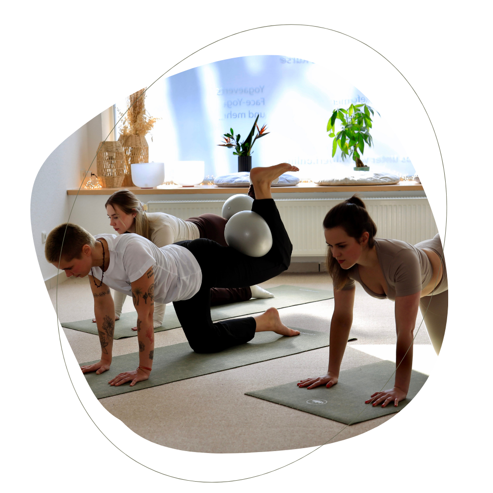 Gruppe, die Pilatesübung macht