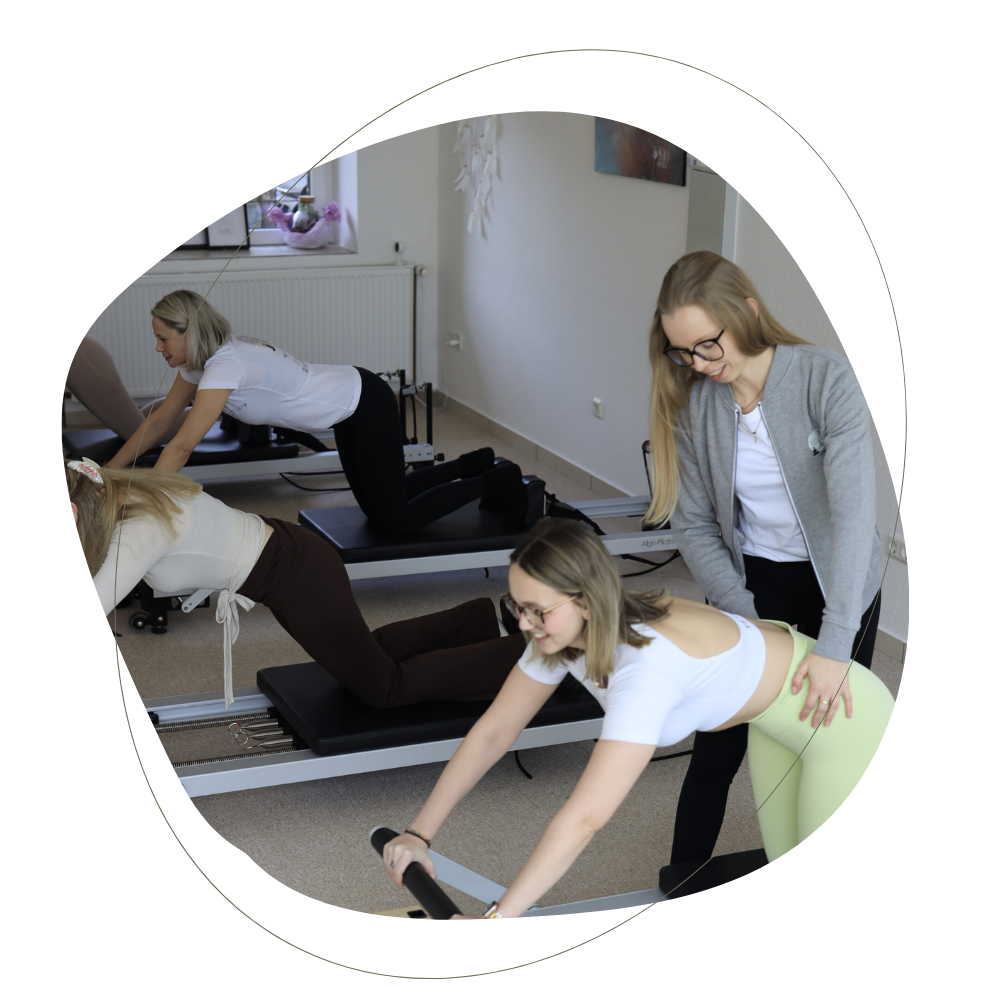 Reformer Trainer:in gibt Anleitung